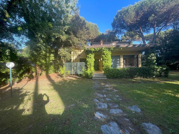 casa indipendente in vendita a Massa in zona Marina dei Ronchi