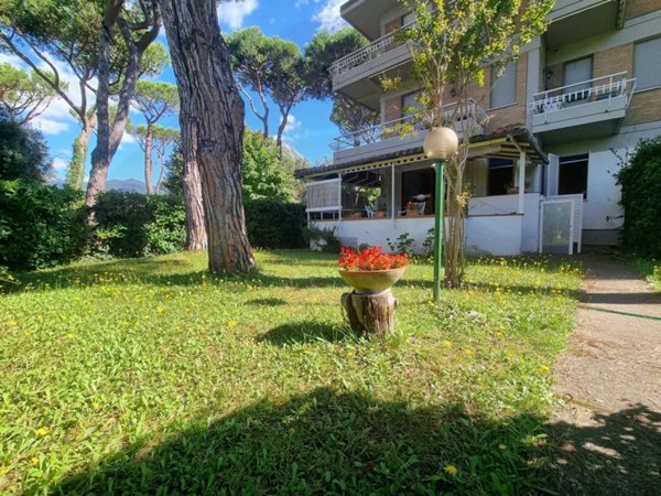 appartamento in vendita a Massa in zona Poveromo