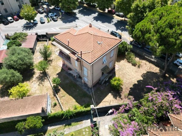 casa indipendente in vendita a Massa