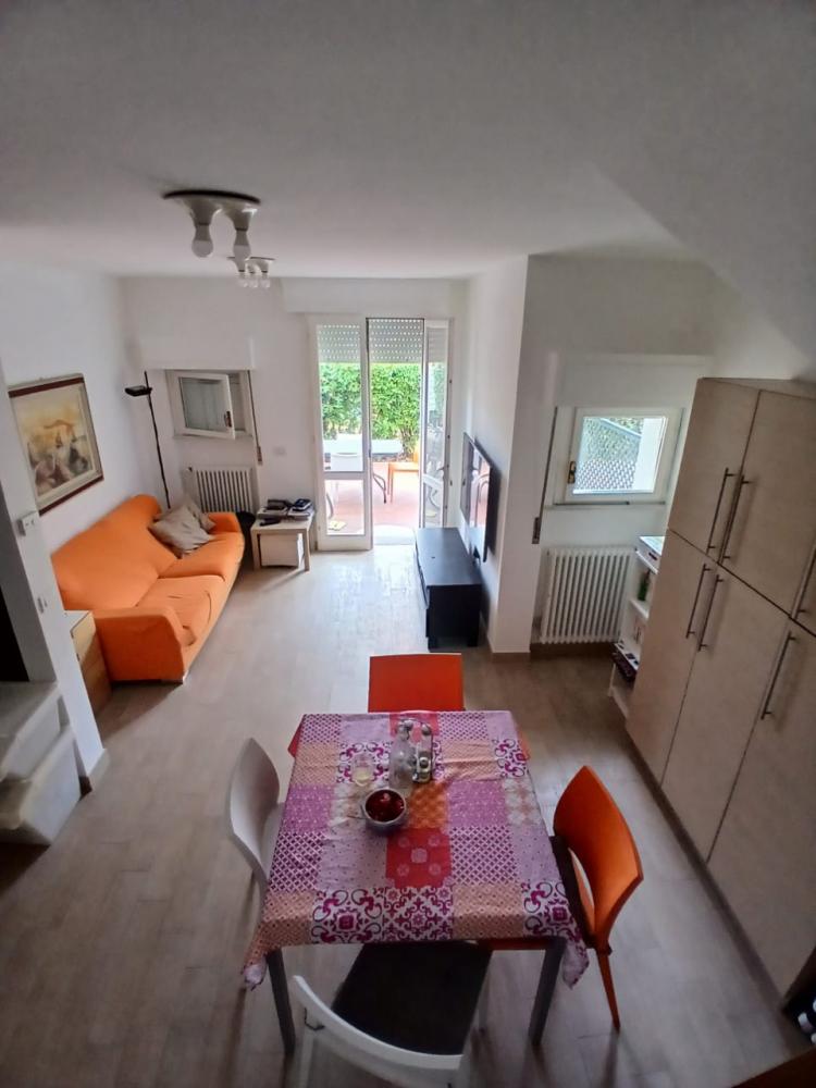 casa indipendente in vendita a Massa in zona Marina dei Ronchi