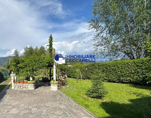 appartamento in vendita a Massa in zona Marina dei Ronchi