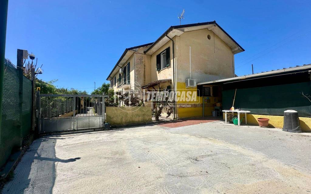 casa indipendente in vendita a Massa in zona Centro Storico