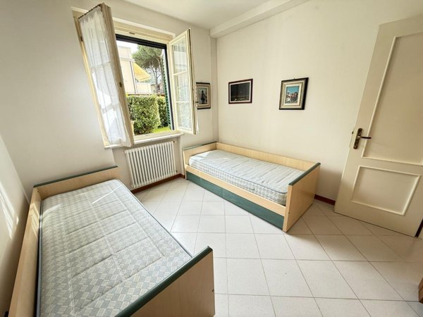 appartamento in vendita a Massa in zona Marina dei Ronchi