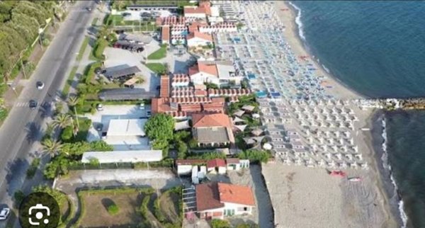 negozio in vendita a Massa in zona Marina dei Ronchi