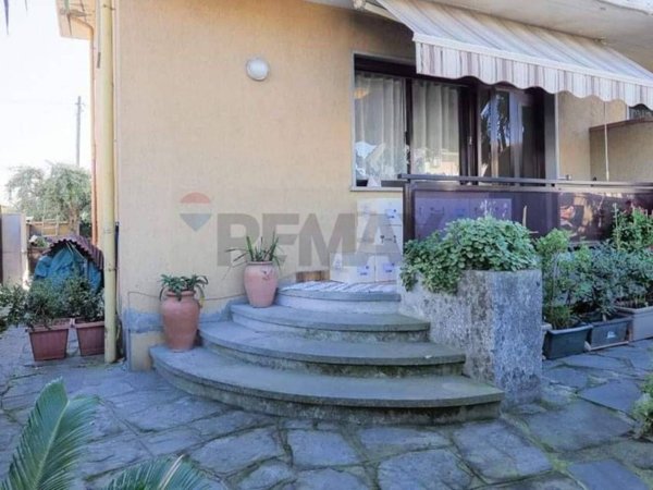 casa indipendente in vendita a Massa in zona Marina di Massa