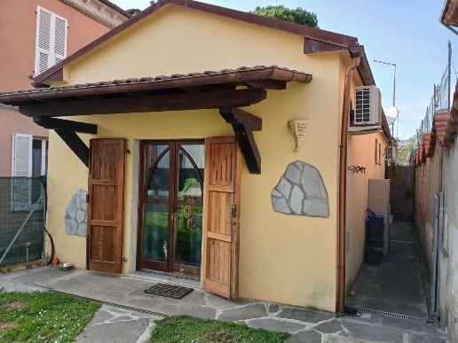 casa indipendente in vendita a Massa in zona Centro Storico