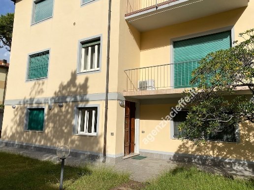appartamento in vendita a Massa in zona Marina di Massa