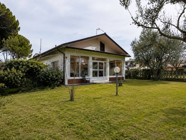 casa indipendente in vendita a Massa in zona Marina di Massa