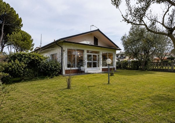 casa indipendente in vendita a Massa in zona Marina di Massa