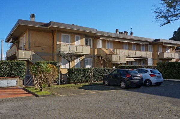appartamento in vendita a Massa in zona Marina dei Ronchi