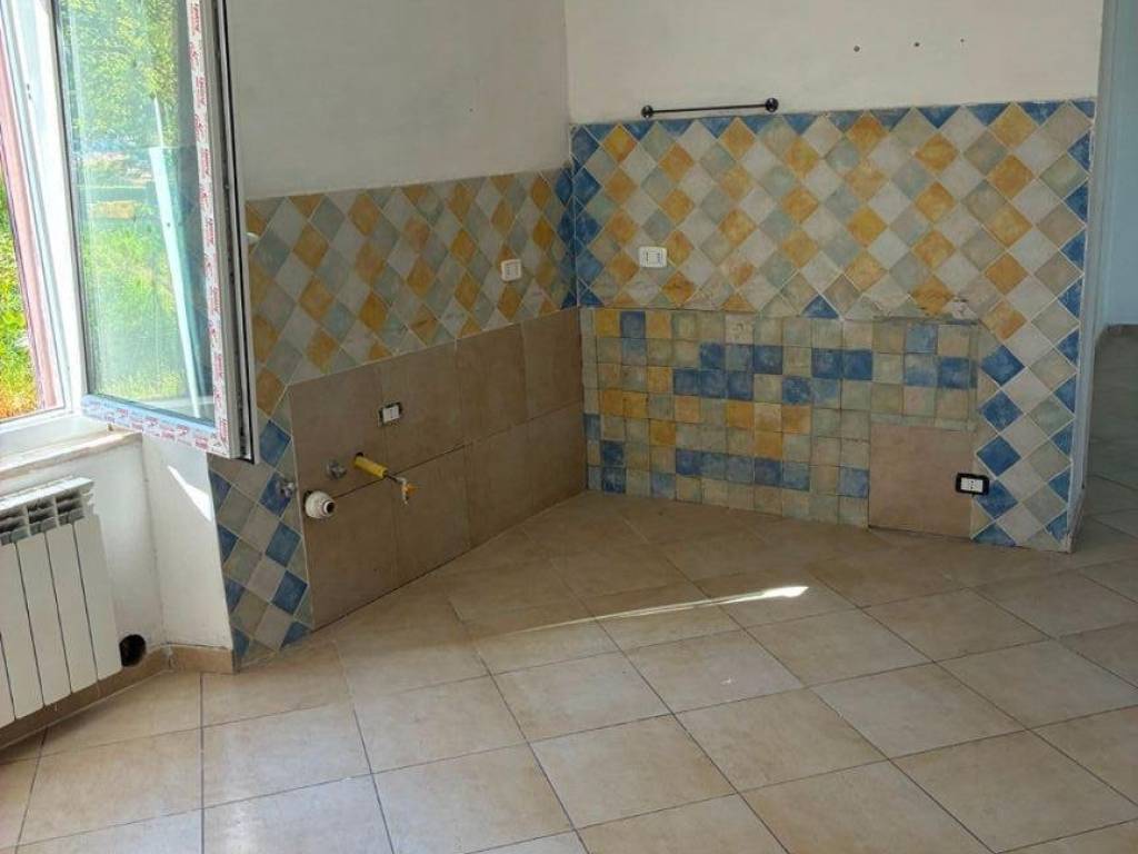 appartamento in vendita a Massa in zona Castagnola