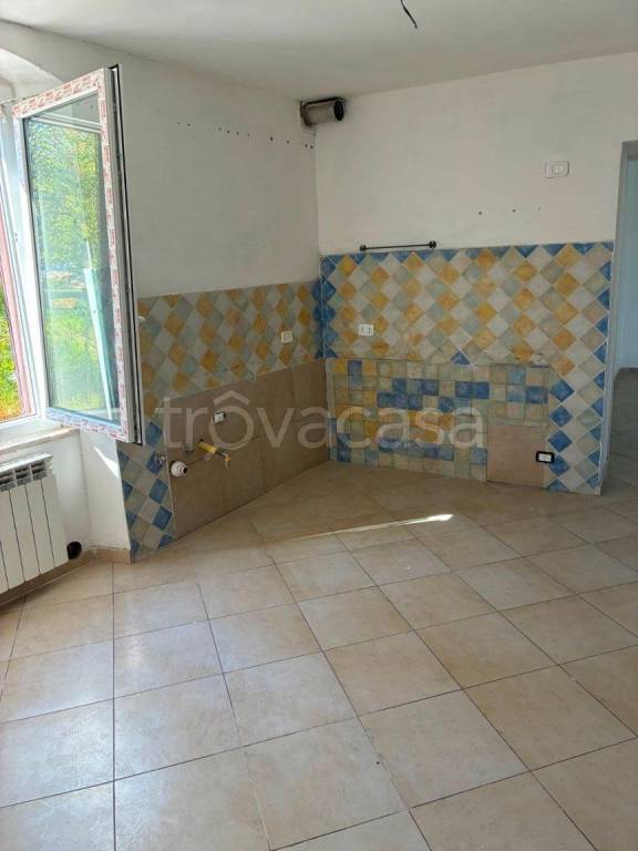 appartamento in vendita a Massa in zona Castagnola