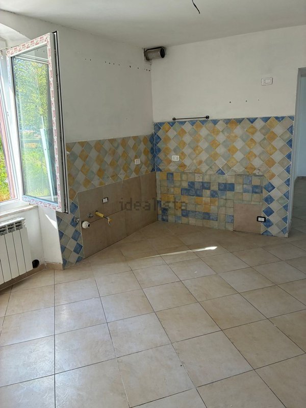 appartamento in vendita a Massa in zona Castagnola