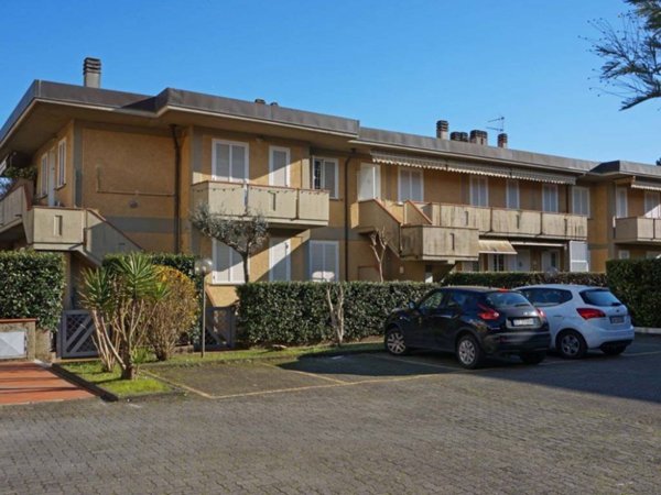 appartamento in vendita a Massa in zona Marina dei Ronchi