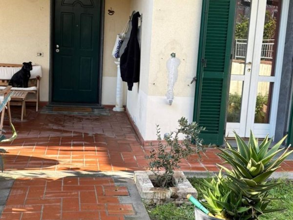 casa indipendente in vendita a Massa in zona Marina di Massa