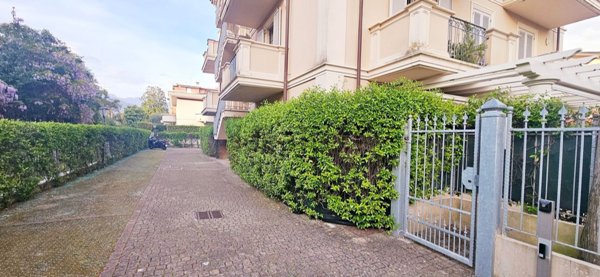 appartamento in vendita a Massa in zona Marina dei Ronchi