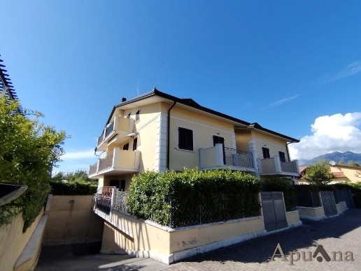 appartamento in vendita a Massa in zona Marina di Massa