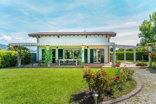 casa indipendente in vendita a Massa in zona Poveromo