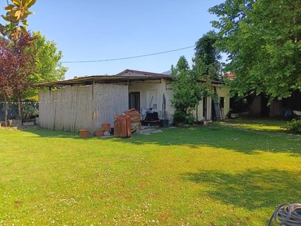 casa indipendente in vendita a Massa in zona Marina dei Ronchi