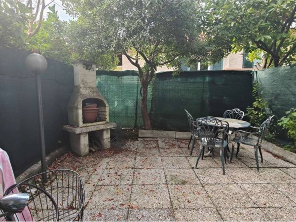 appartamento in vendita a Massa in zona Marina di Massa