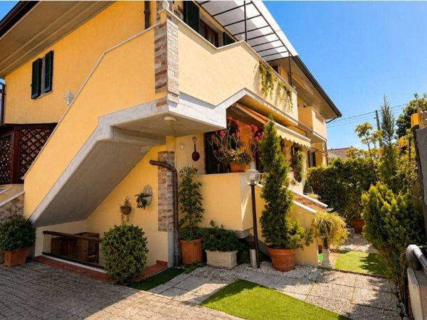 casa indipendente in vendita a Massa in zona Marina di Massa
