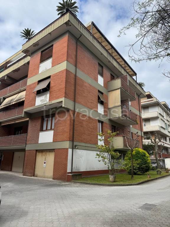 appartamento in vendita a Massa in zona Marina di Massa