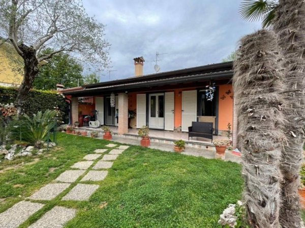 casa indipendente in vendita a Massa in zona Poveromo