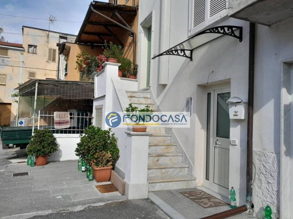 casa indipendente in vendita a Massa in zona Pariana