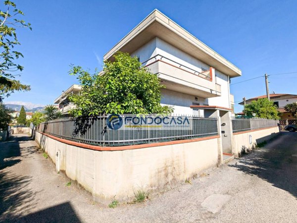 casa indipendente in vendita a Massa in zona Marina di Massa