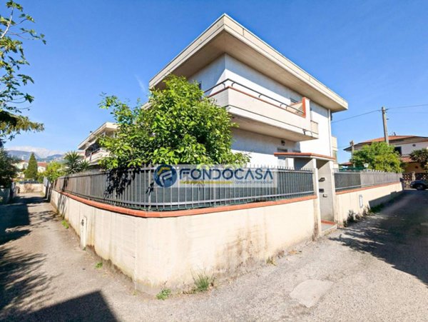 casa indipendente in vendita a Massa in zona Marina di Massa