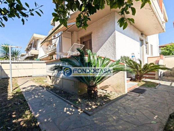 casa indipendente in vendita a Massa in zona Marina di Massa