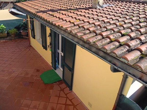 casa indipendente in vendita a Massa