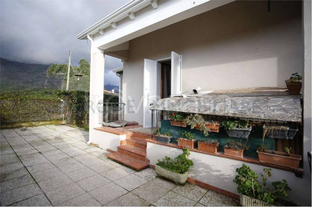 casa indipendente in vendita a Massa in zona Castagnola