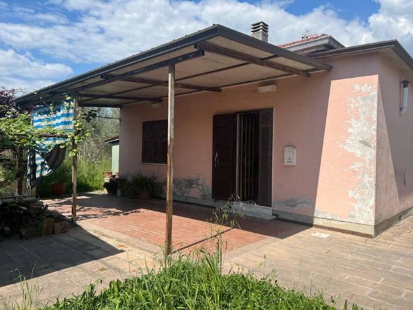 casa indipendente in vendita a Massa in zona Castagnola