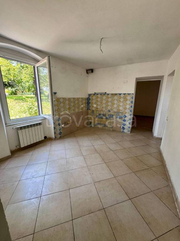 appartamento in vendita a Massa in zona Castagnola