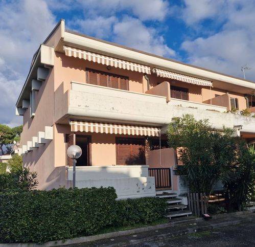 casa indipendente in vendita a Massa in zona Marina dei Ronchi