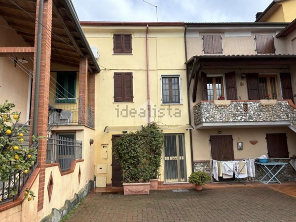 casa indipendente in vendita a Massa