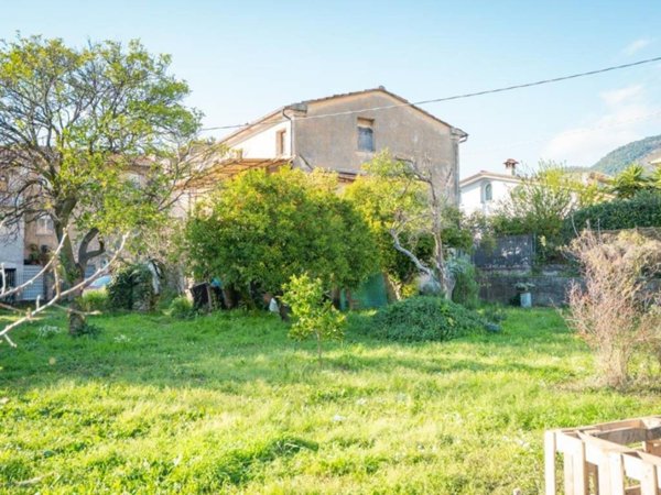 casa indipendente in vendita a Massa in zona Castagnola