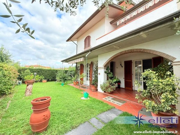 casa indipendente in vendita a Massa in zona Marina di Massa