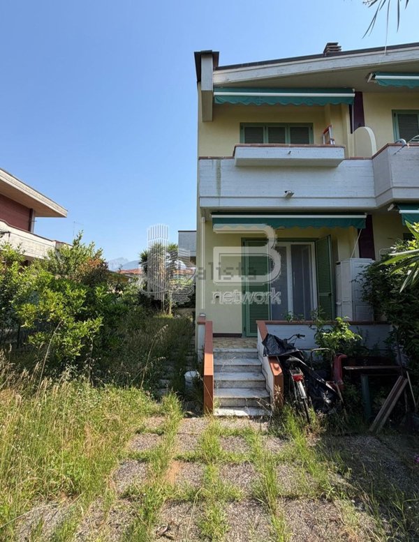 casa indipendente in vendita a Massa in zona Marina di Massa
