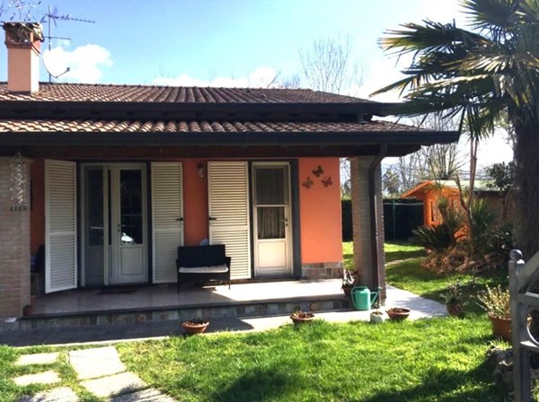casa indipendente in vendita a Massa in zona Poveromo