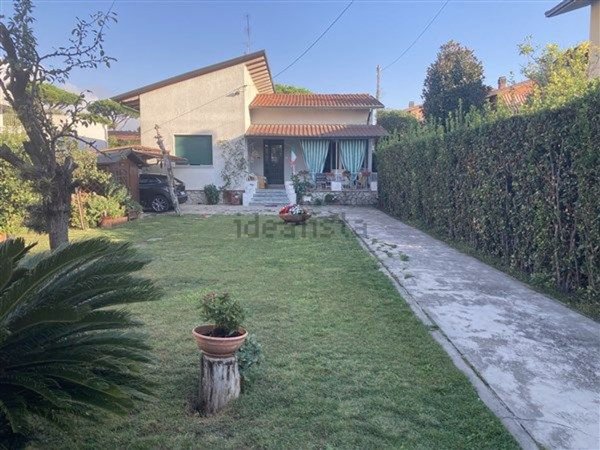 casa indipendente in vendita a Massa in zona Marina di Massa
