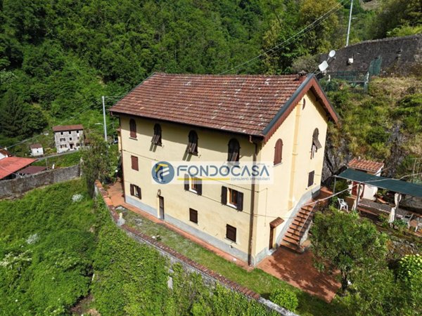 casa indipendente in vendita a Massa in zona Pariana