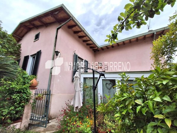 casa indipendente in vendita a Massa