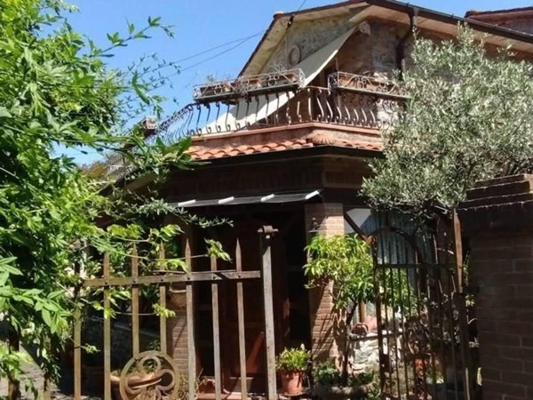 casa indipendente in vendita a Massa in zona Centro Storico