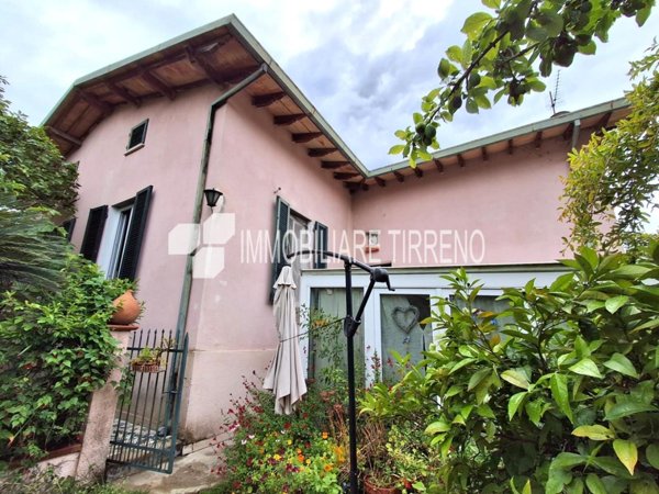 casa indipendente in vendita a Massa in zona Marina di Massa