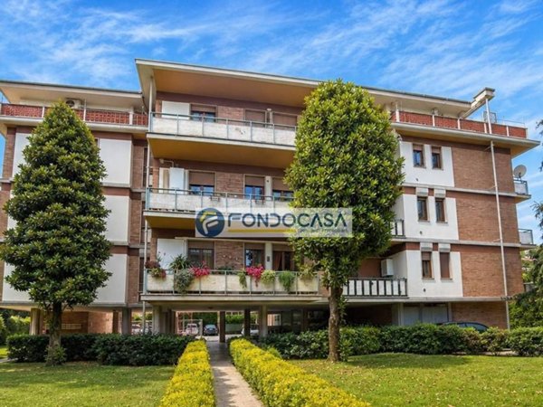 appartamento in vendita a Massa in zona Marina di Massa