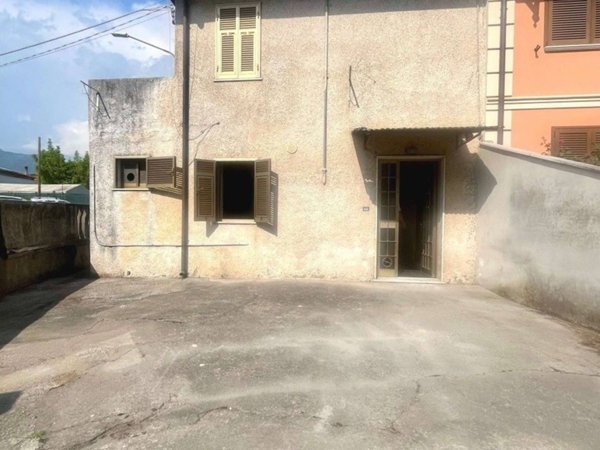 casa indipendente in vendita a Massa in zona Marina di Massa
