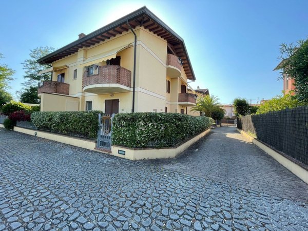 appartamento in vendita a Massa in zona Marina di Massa