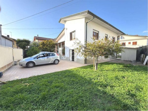 casa indipendente in vendita a Massa in zona Marina di Massa